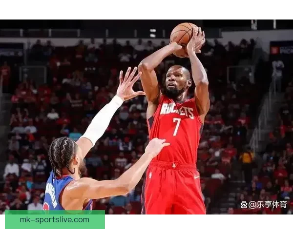 火箭众将庆祝胜利朝杜兰特泼水 乌度卡将比赛用球赠送阿杜